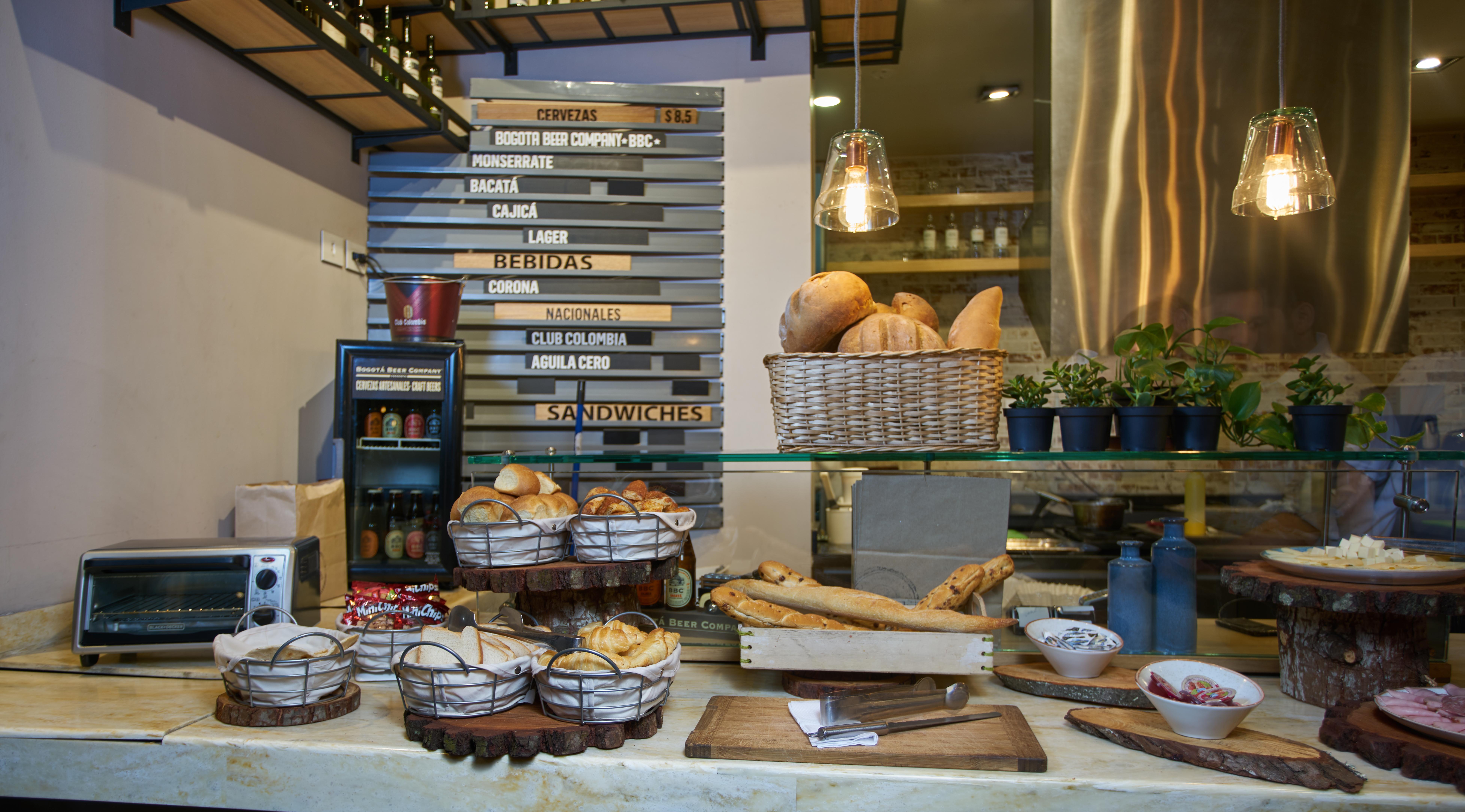 בוגוטה Hotel 100 Luxury Suites By Preferred מראה חיצוני תמונה A typical display at a Spanish bakery