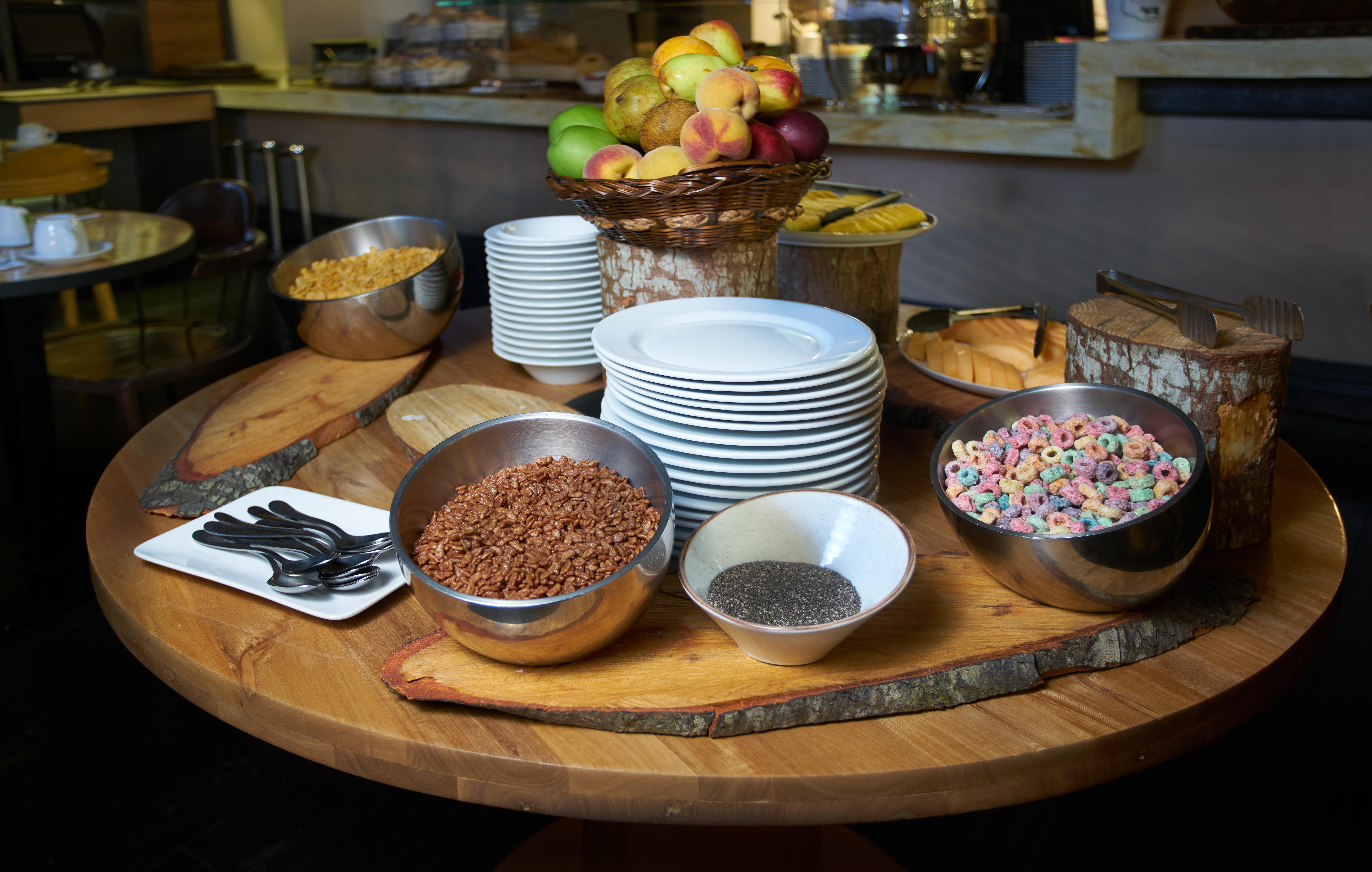 בוגוטה Hotel 100 Luxury Suites By Preferred מראה חיצוני תמונה A breakfast buffet at a hotel