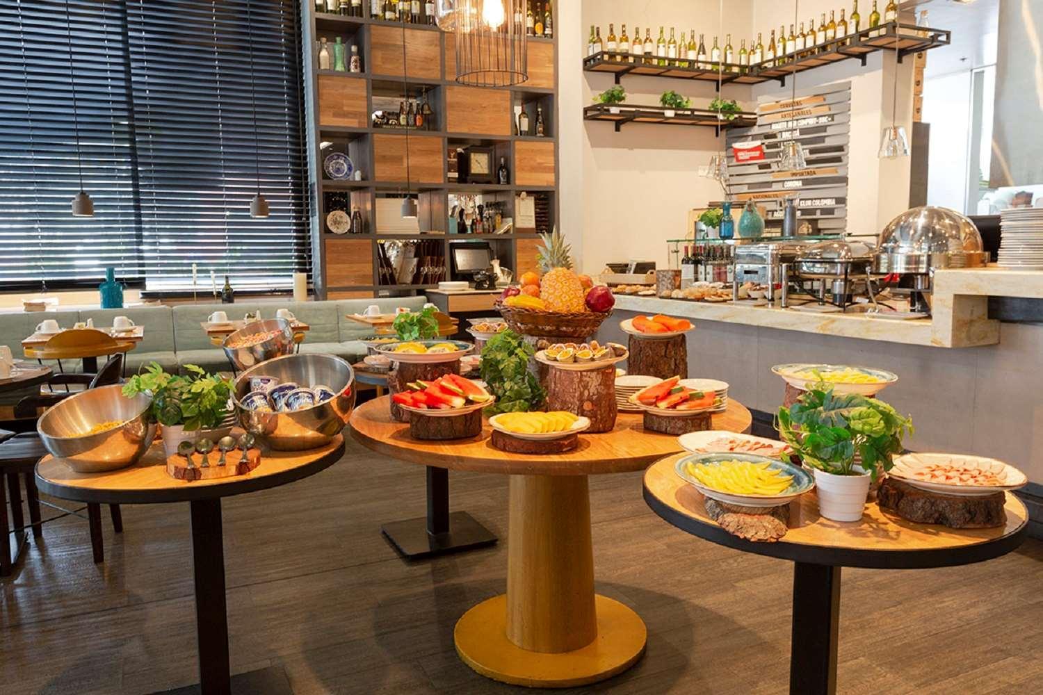 בוגוטה Hotel 100 Luxury Suites By Preferred מראה חיצוני תמונה A buffet at a restaurant
