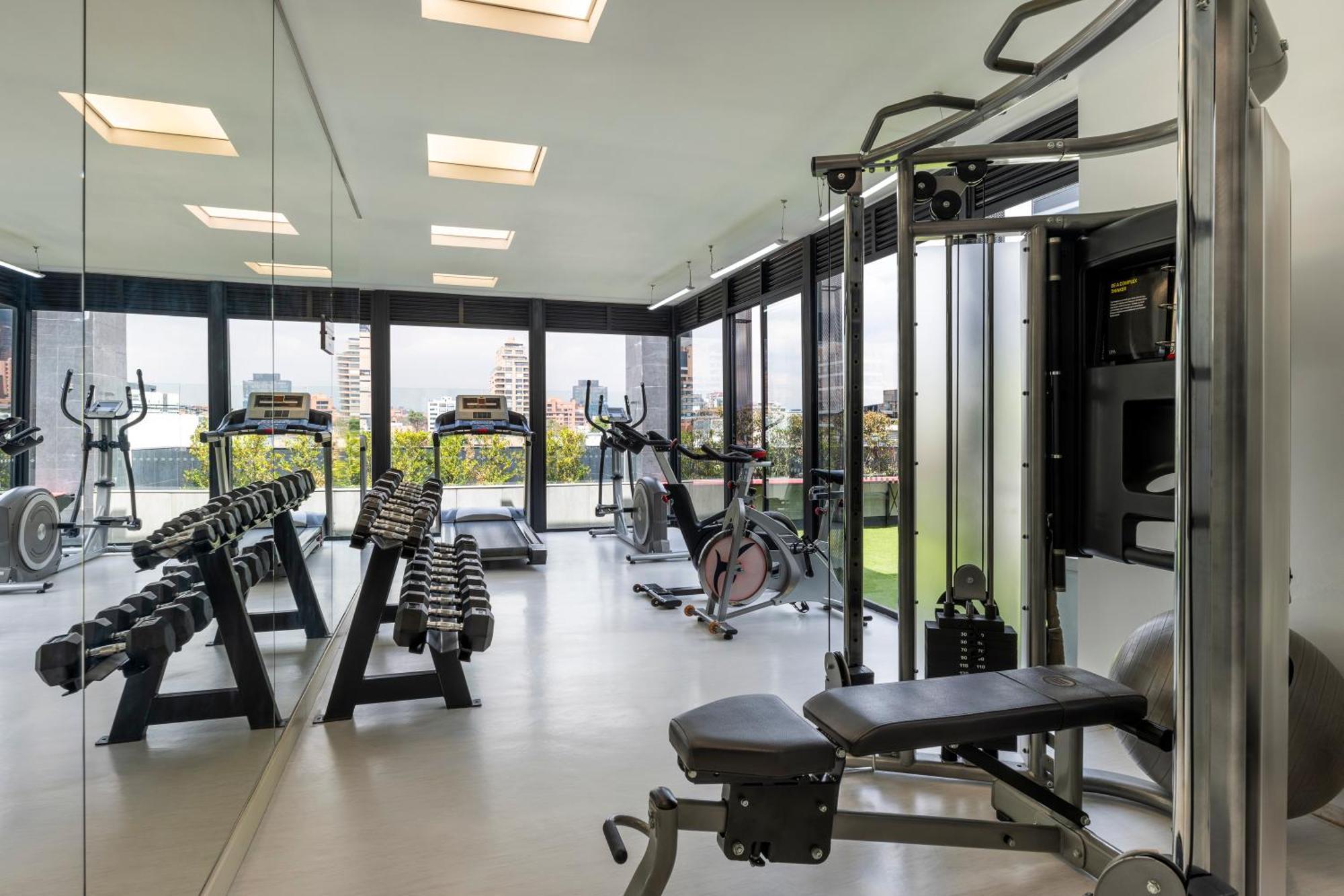 בוגוטה Hotel 100 Luxury Suites By Preferred מראה חיצוני תמונה The gym at the 100 East 53rd Street building