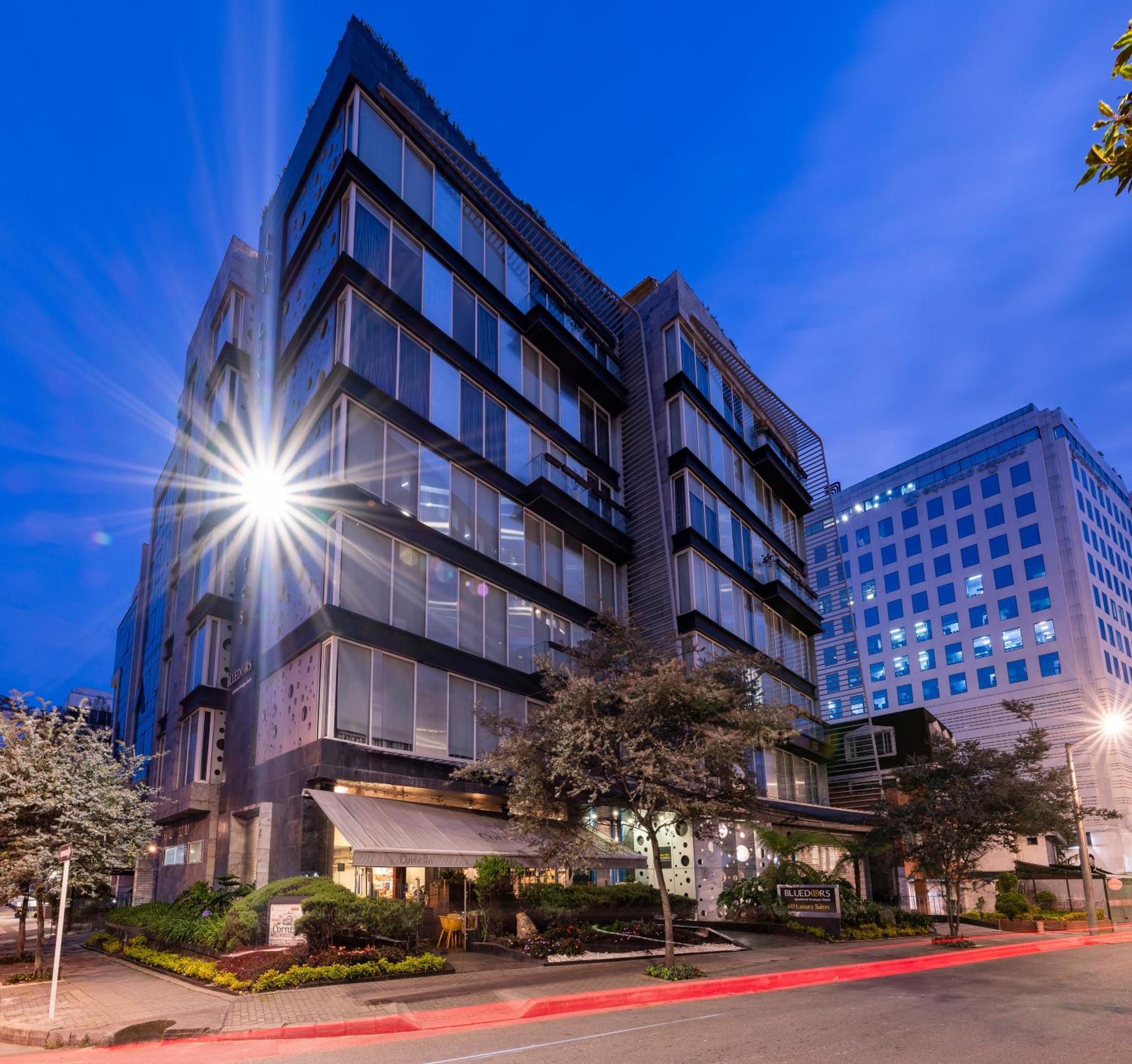 בוגוטה Hotel 100 Luxury Suites By Preferred מראה חיצוני תמונה The building at night