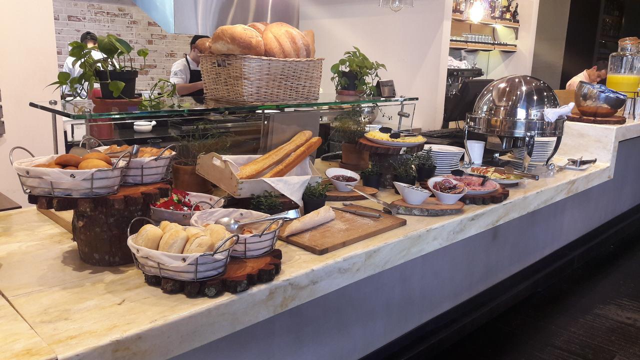 בוגוטה Hotel 100 Luxury Suites By Preferred מראה חיצוני תמונה A buffet at a hotel
