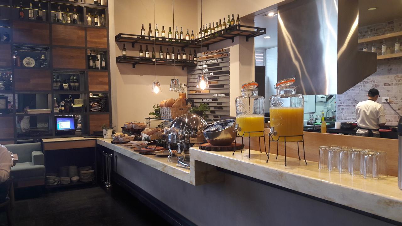 בוגוטה Hotel 100 Luxury Suites By Preferred מראה חיצוני תמונה The bar at the restaurant