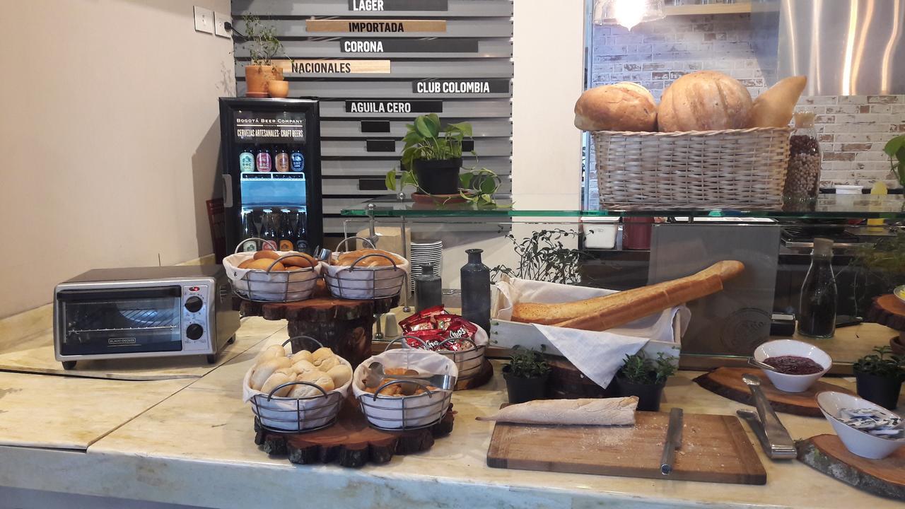 בוגוטה Hotel 100 Luxury Suites By Preferred מראה חיצוני תמונה A typical breakfast buffet at a hotel
